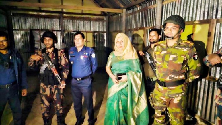 কুমিল্লার ব্রাহ্মণপাড়ায় ভোটকেন্দ্রের প্রস্তুতি পরি...