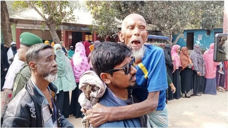 পাবনায় ৯০ বছরের গ্যাদা খন্দকার নাতির কোলে চড়ে ভোট ...