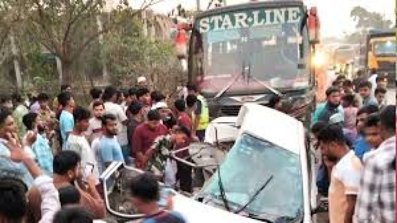 কুমিল্লায় বাস-প্রাইভেটকার সংঘর্ষ চালকসহ নিহত ৫